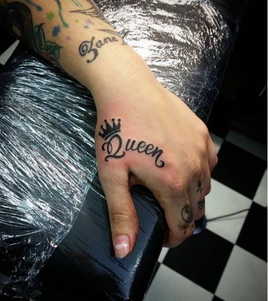 Diseño de tatuajes con nombre de reina en las manos
