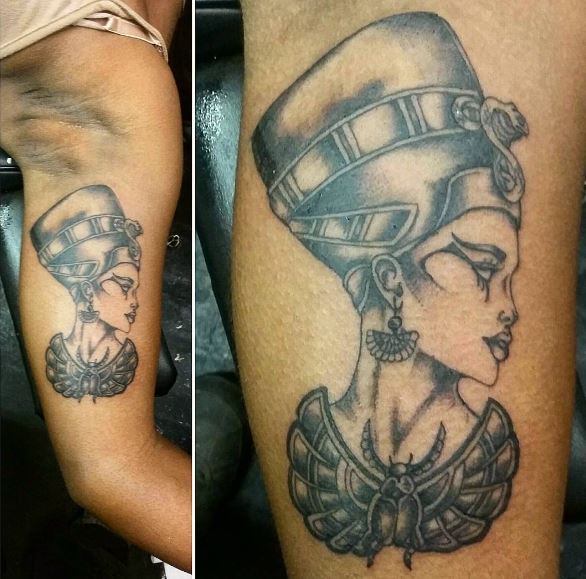 Diseño de tatuajes de reina en bíceps