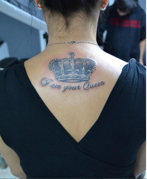 Diseño de tatuajes de corona de reina en la parte superior trasera