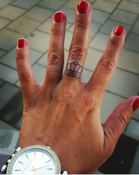 Diseño de tatuajes de reina en los dedos medios