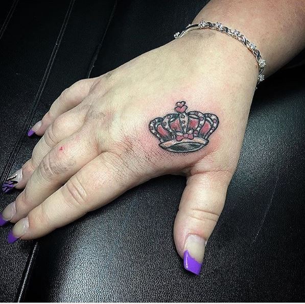 Diseño de tatuajes de reina en las manos