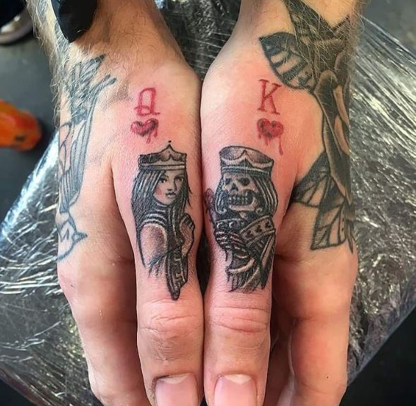 Diseño de tatuajes de rey y reina más pequeño en el pulgar
