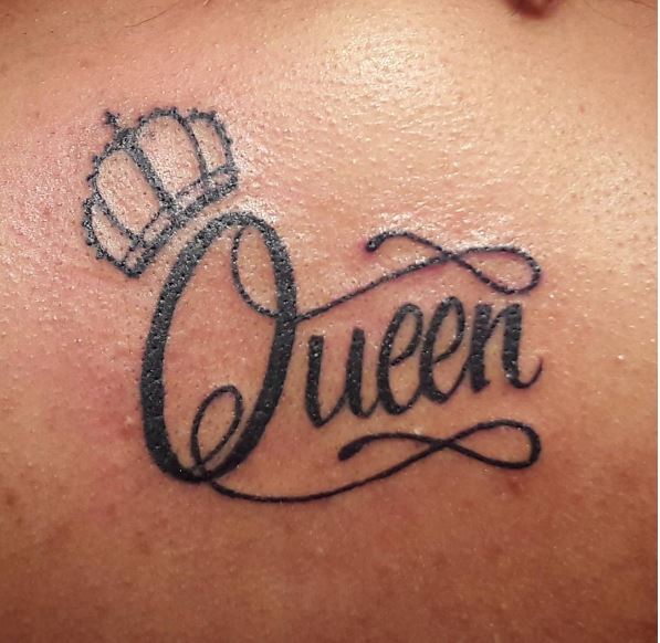 Diseño de tatuajes de reina dulce en la parte trasera