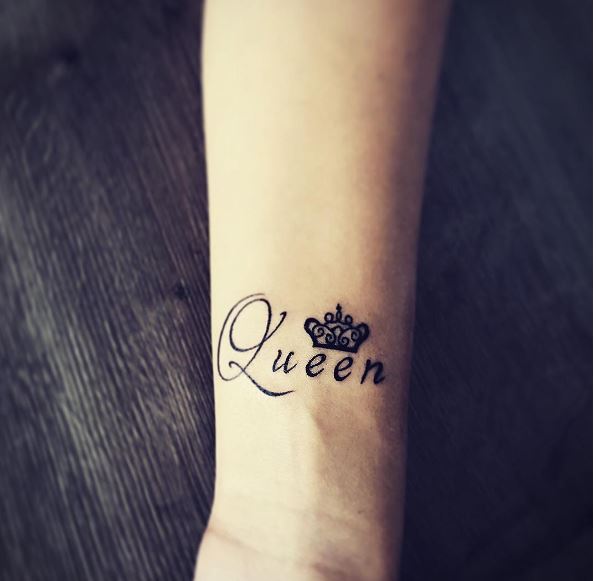 Diseño e ideas de tatuajes con nombre de reina de forro fino