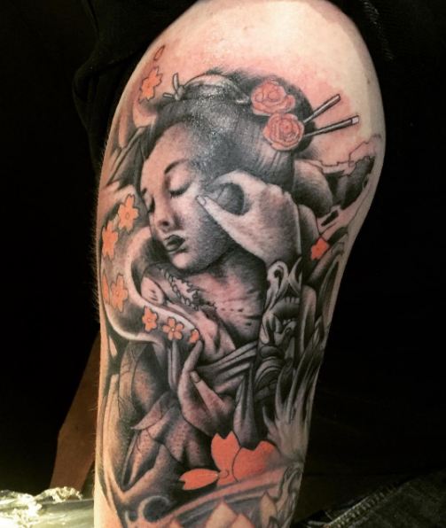 Tatuajes de geishas en media manga