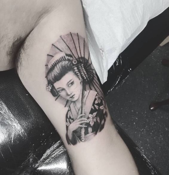 Tatuajes De Geishas En El Bíceps