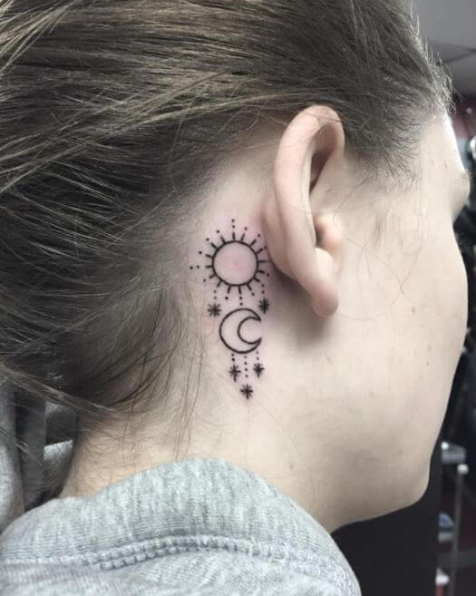 Tatuaje de sol y luna detrás de la oreja