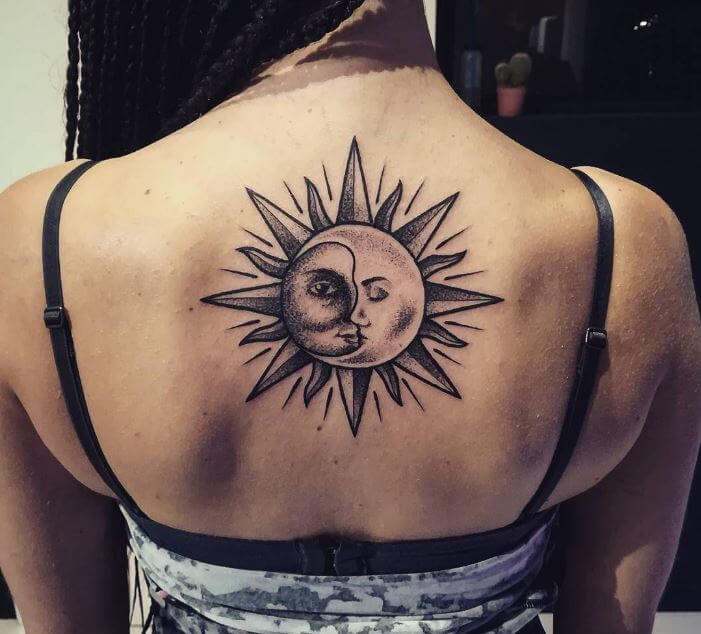 Tatuaje de sol y luna en la nuca