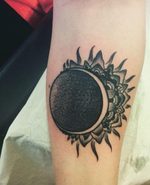 Tatuaje De Eclipse De Sol Y Luna