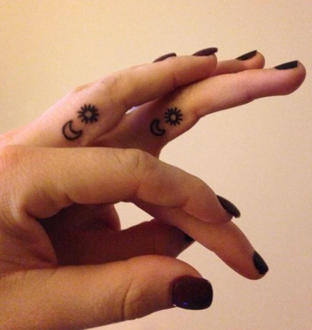 Tatuajes de sol y luna en el dedo