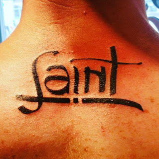 Diseño e ideas de tatuajes de cuello ambigrama