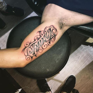 Diseño de Ambigram Tattoo S en el bíceps