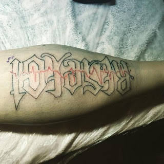 Ambigram Tattoo S Design en la pantorrilla