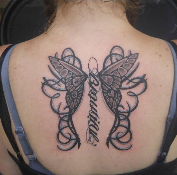 Diseño de tatuajes de mariposa y ambigrama en la parte superior trasera