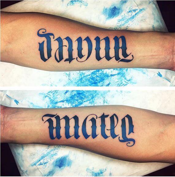 Diseño de tatuajes de nombre de país Ambigrama en las manos