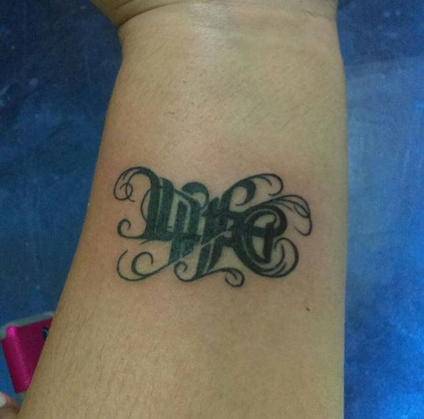 Mejores diseños e ideas de tatuajes de Ambigram para hombres