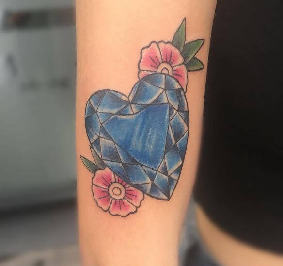 Tatuaje de flor de cerezo en el brazo