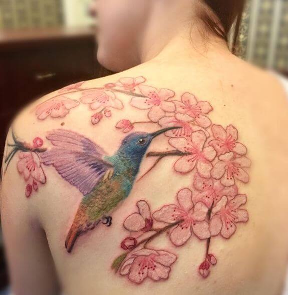 Tatuajes de flor de cerezo en el hombro