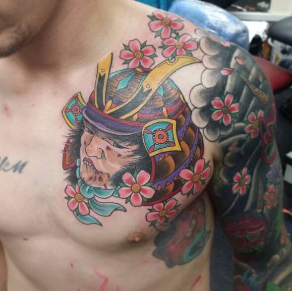 Tatuaje de flor de cerezo en el hombro