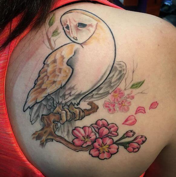 Tatuajes de cerezos en flor en la espalda