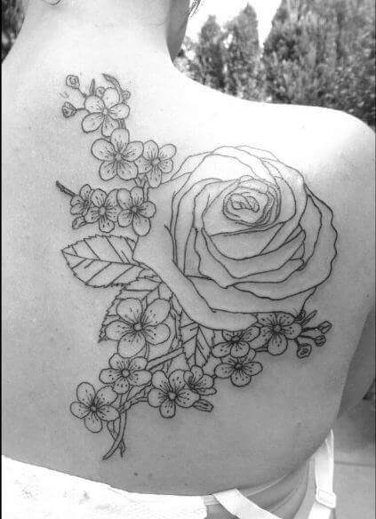 Tatuaje de flor de cerezo en blanco y negro