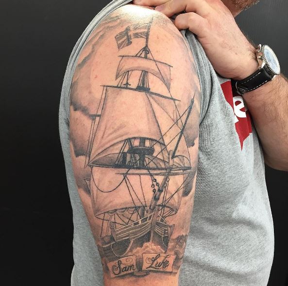 Impresionante diseño e ideas de tatuajes de barcos de colores para hombres