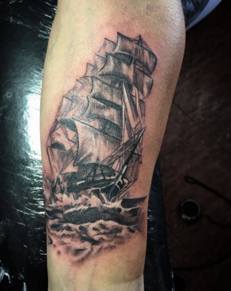 Bonito diseño e ideas de tatuajes de barcos negros