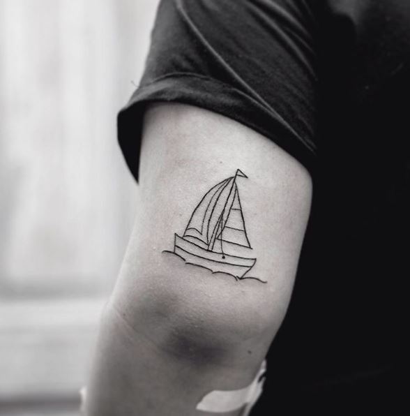 Diseño de tatuajes de barco pequeño