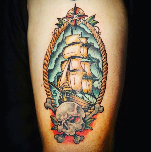 Diseño e ideas de tatuajes de colores de barcos