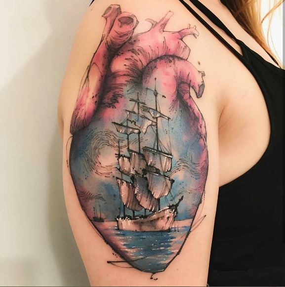 Diseño de tatuajes de corazón y barco en bíceps