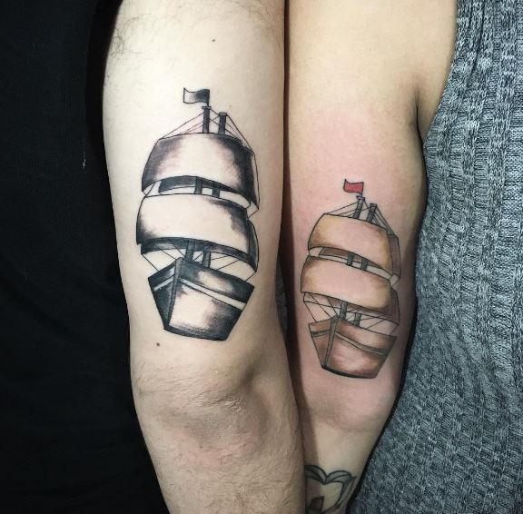 Diseño de tatuajes de barco de la amistad en brazos