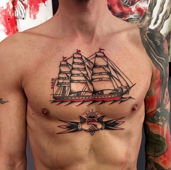 Diseño de tatuajes de barcos en el pecho