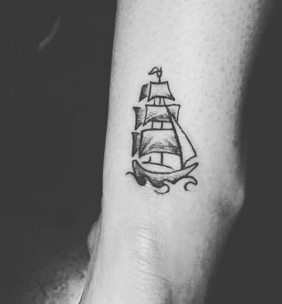 Diseño e ideas de tatuajes de barcos pequeños