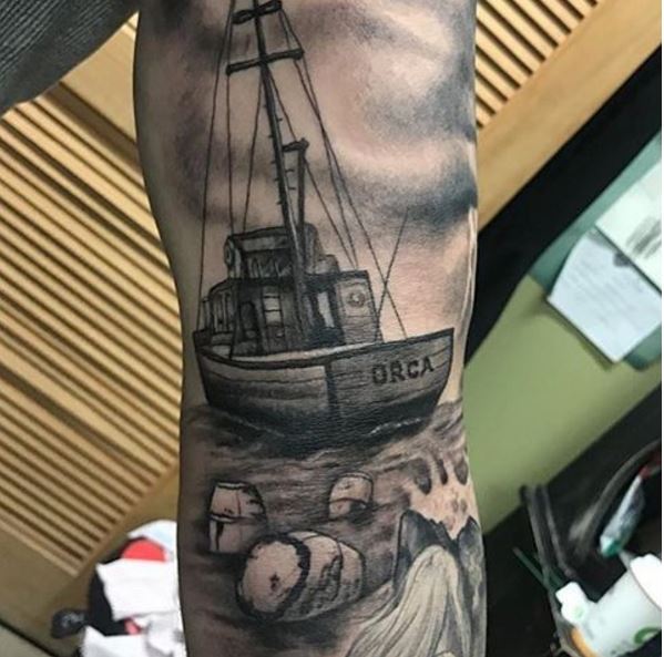 Diseño de tatuajes de barcos en las manos