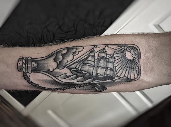 Diseño de tatuajes de barco en botella para hombre