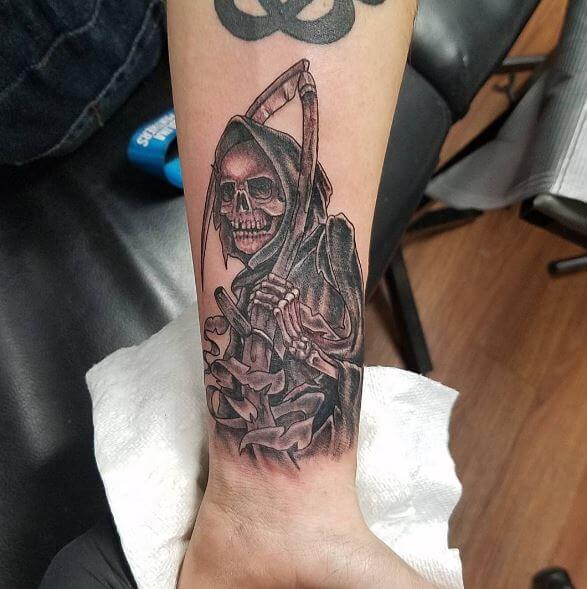 Diseños e ideas de tatuajes de Grim Reaper en negro y gris