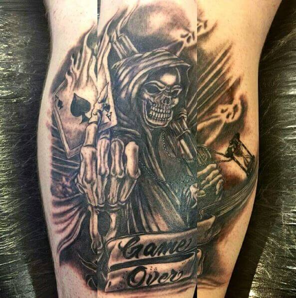 Increíble diseño de tatuajes de Grim Reaper en la pantorrilla