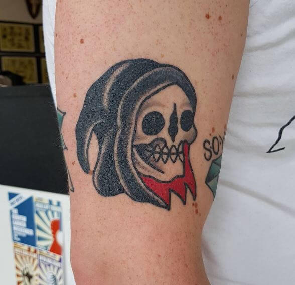 Genial diseño de tatuajes de Grim Reaper en bíceps
