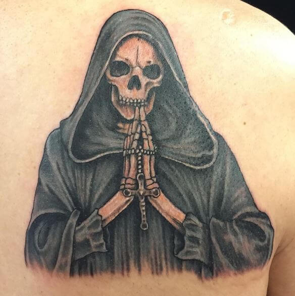 Diseño de tatuajes de Grim Reaper en la parte superior trasera