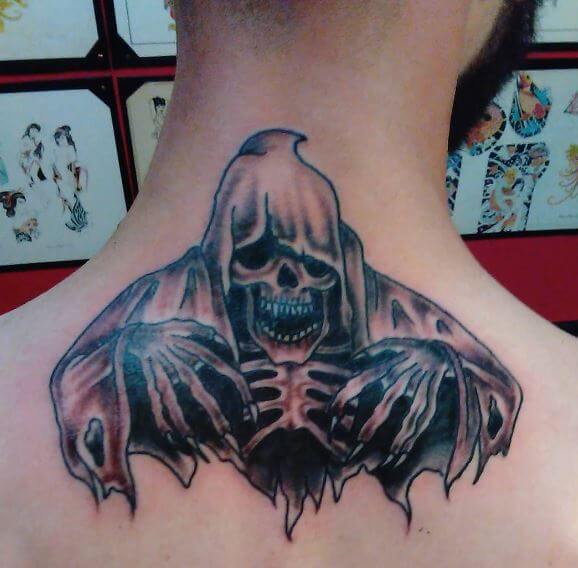 Diseño de tatuajes de Grim Reaper en el cuello