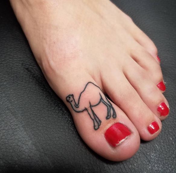 Diseño de tatuajes de camello en el dedo del pie