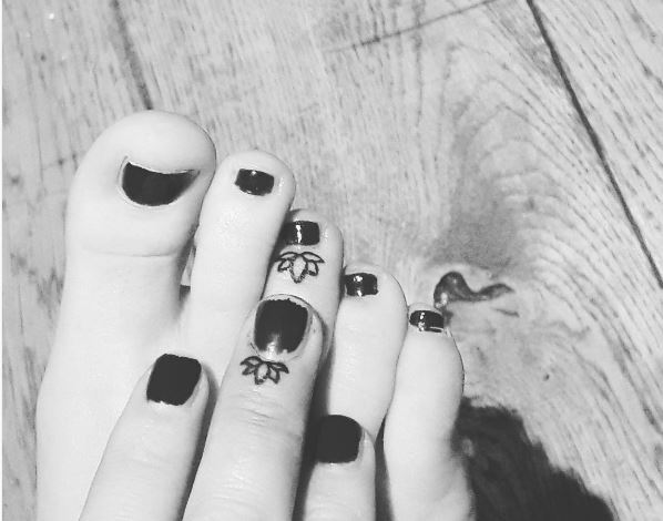 Fotos de tatuajes en blanco y negro del dedo del pie