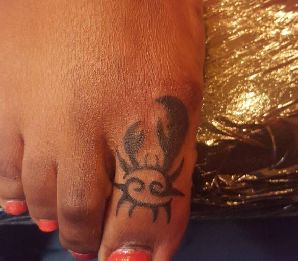 Diseños e ideas de tatuajes del dedo del pie de cangrejo