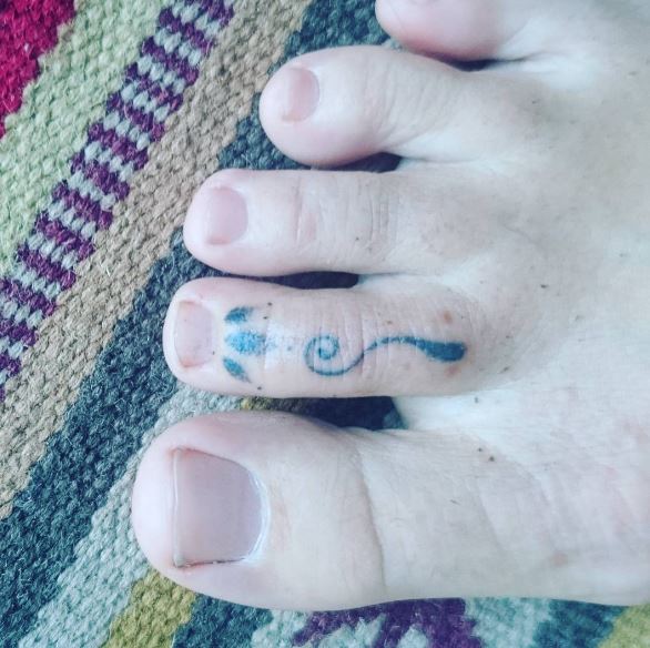 Diseño de tatuajes geniales en el dedo del pie