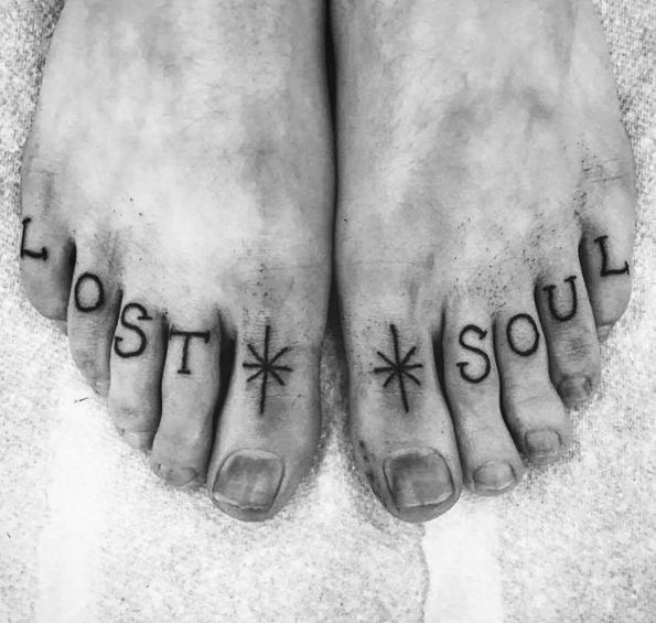 Últimos nuevos diseños e ideas de tatuajes en los dedos del pie