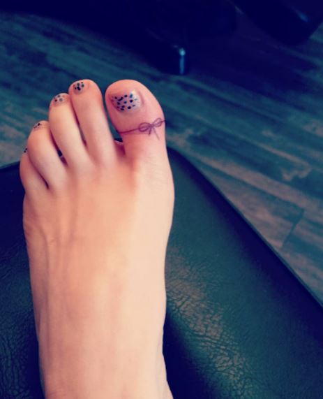 Diseños e ideas de tatuajes en el dedo del pie de la cinta