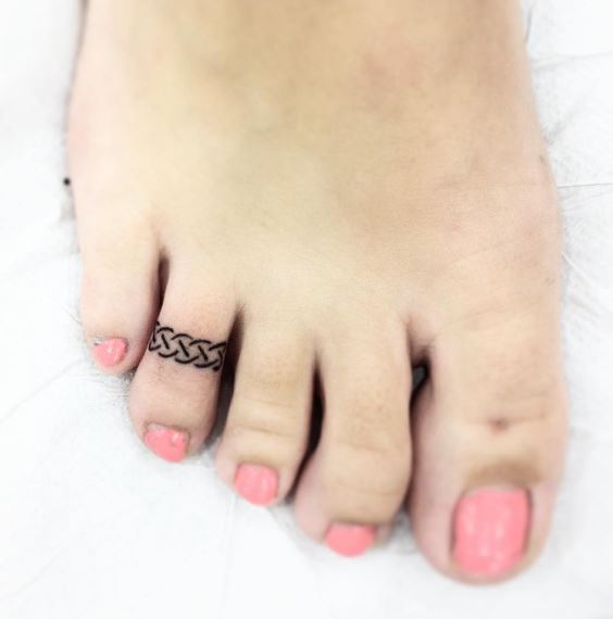 Hermosos tatuajes de anillos en el dedo del pie