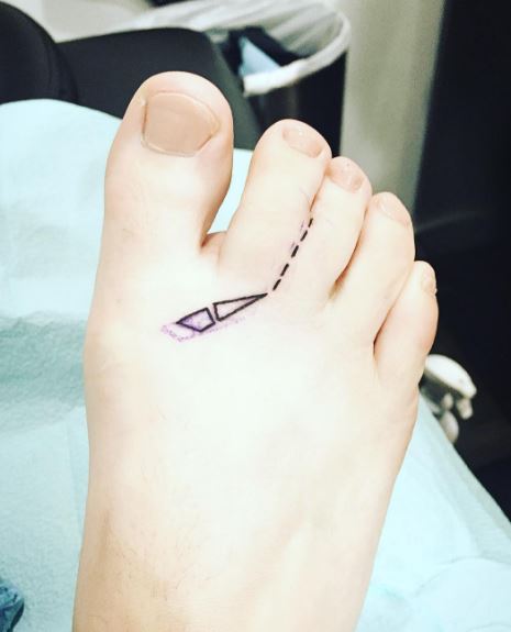 Diseño e ideas de tatuajes simples y fáciles para los dedos del pie