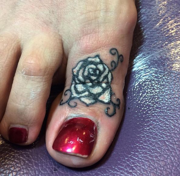 Ideas de tatuajes de flor rosa en el dedo del pie