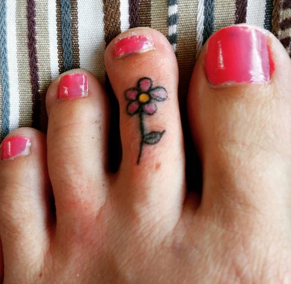 Pequeños tatuajes en los dedos del pie Designa Nd Ideas